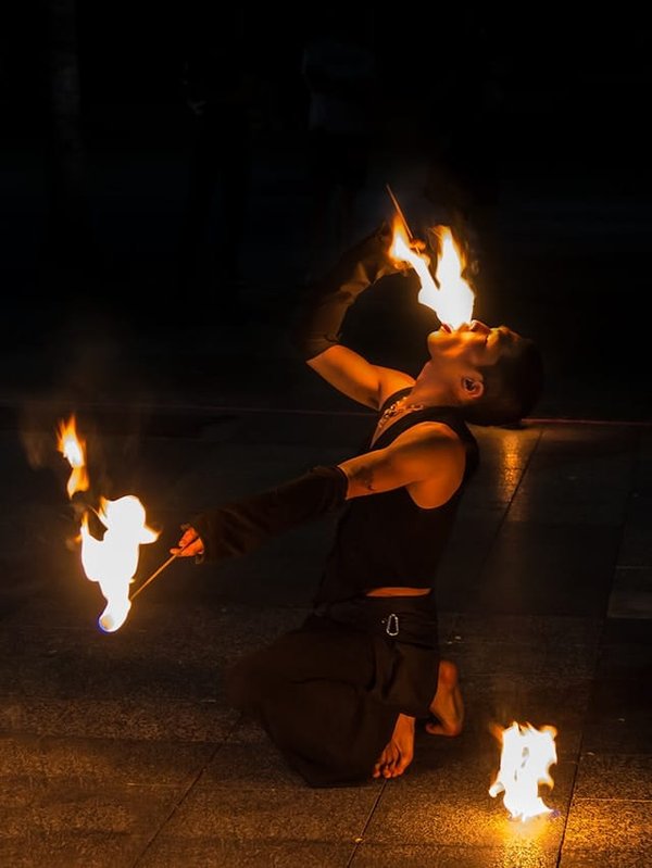 Cracheurs de feu : Tradition ou spectacle moderne ?