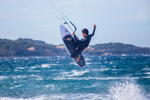 Kitesurf en mer : Techniques, astuces et meilleurs spots pour débutants